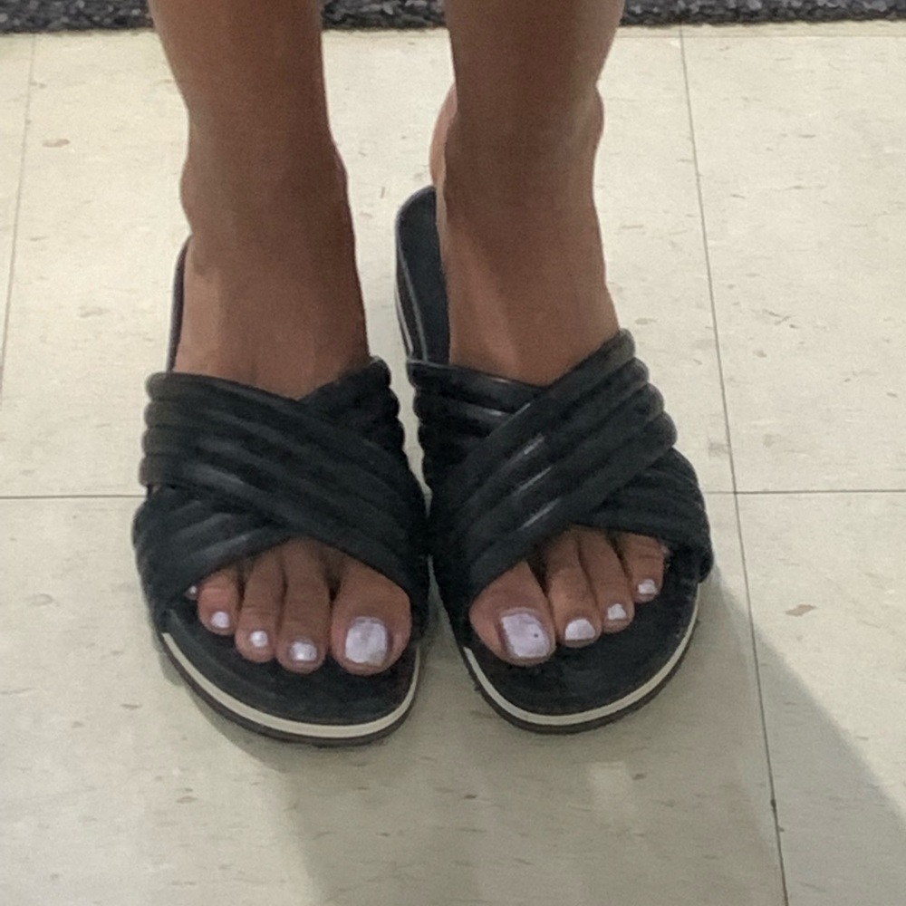 Vegan leather stylish criss cross‎ slip on sandals